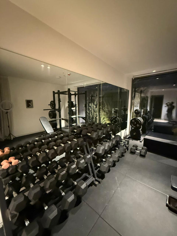 Premium Villa Gym Mirrors – Nad Al Sheba 4Full gym wall mirror installation with polished finishing for a luxury home fitness space in Dubai.
