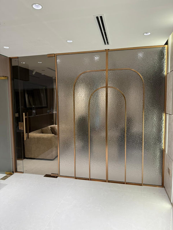 Luxury Decorative Pattern Glass & Stainless Steel Installation – New Gold Souk DubaiCustom decorative glass partition with premium stainless steel framing, designed and installed for a luxury retail space in the New Gold Souk Dubai.
